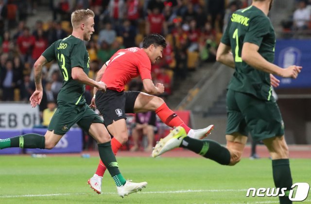 축구국가대표 손흥민이 7일 오후 부산 아시아드주경기장에서 열린 축구 국가대표팀 평가전 대한민국 대 호주의 경기에서 슛을 하고 있다. 2019.6.7/뉴스1 © News1