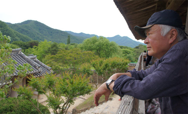 병산서원 만대루 위의 김훈 작가.