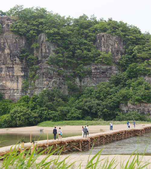 지난달 조성한 하회마을의 섶다리 위로 관광객들이 강을 건너는 모습. 앞에 보이는 암벽이 부용대.