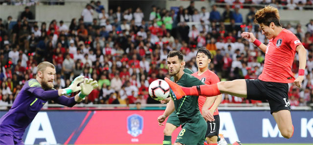 한국 축구 국가대표팀 황의조(오른쪽)가 7일 부산아시아드주경기장에서 열린 호주와의 평가전에서 후반 31분 발끝으로 감각적인 골을 터뜨리고 있다. 황의조는 지난해 11월 평가전에 이어 호주를 상대로 2경기 연속 골을 기록했다. 부산=뉴스1