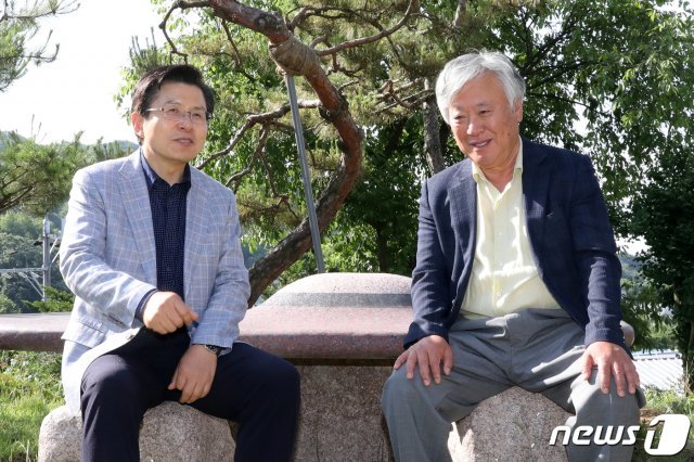 황교안 자유한국당 대표가 8일 오전 경기도 이천 마장면 문학사숙 부악문원을 찾아 이문열 작가와 대화하고 있다. 2019.6.8/뉴스1 © News1