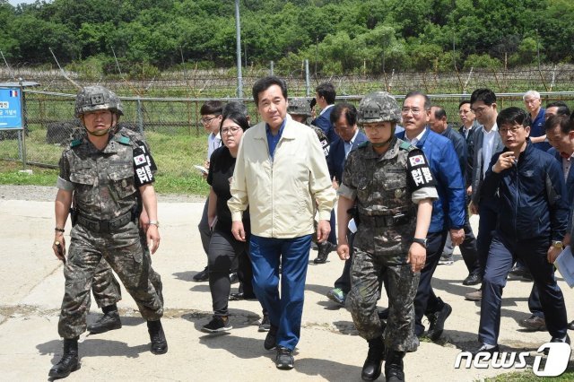 이낙연 국무총리가 8일 강원도 철원군 민통선 육군 5사단 부대에서 아프리카돼지열병(ASF) 방역 상황에 대해 보고받기 위해 이동하고 있다.(이 총리 페이스북) 2019.6.8/뉴스1