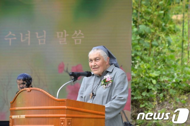 ‘한센인의 어머니’ 강칼라 수녀의 사랑나눔의 삶 50주년 축하행사가 8일 전북 고창군 호암마을에서 열렸다.(2019.6.8) © 뉴스1