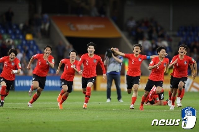 9일 오전(한국시간) 폴란드의 비엘스코 비아와에서 열린 ‘2019 국제축구연맹(FIFA) U-20 월드컵’ 8강전 대한민국과 세네갈의 경기에서 승부차기 끝에 3대 2로 승리한 대한민국 선수들이 환호하고 있다.(대한축구협회 제공) 2019.6.9/뉴스1