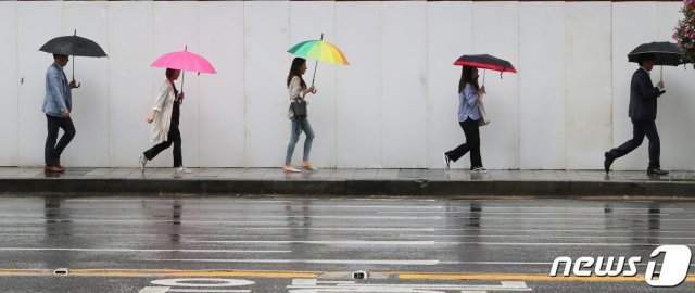 전국에 비가 내린 7일 서울 세종대로에서 우산을 쓴 시민들이 발걸음을 옮기고 있다. 2019.6.7/뉴스1 © News1