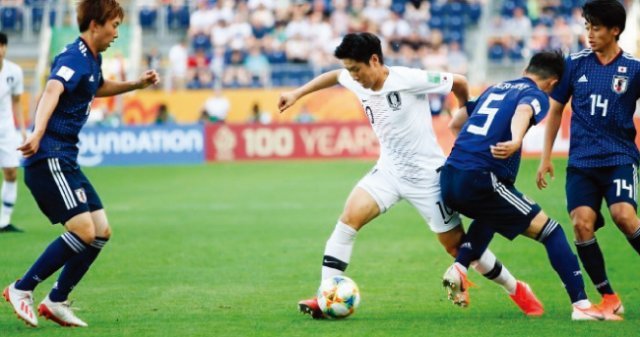 포르투갈과 경기에서 볼 경합을 벌이고 있는 이강인. [사진 제공 · 대한축구협회]