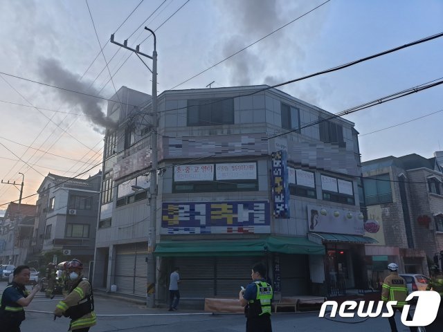 9일 오전 5시8분쯤 경남 김해시 내동의 한 상가주택에 불이 나 경찰·소방관이 현장을 수습하고 있다.(경남소방본부 제공)2019.6.9.© 뉴스1