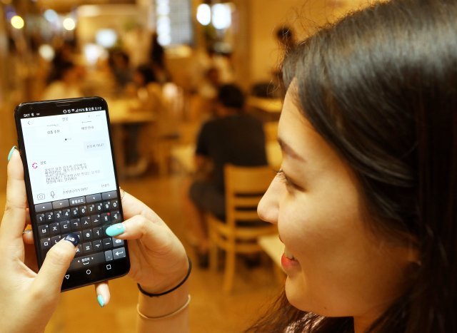 한 고객이 롯데쇼핑 온라인페이지를 통해 챗봇인 샬롯과 대화를 나누는 모습. 롯데그룹의 인공지능 통합브랜드인 샬롯은 최근 추천기능은 물론 신조어까지 학습하며 점점 고도화되고 있다. 롯데쇼핑 제공