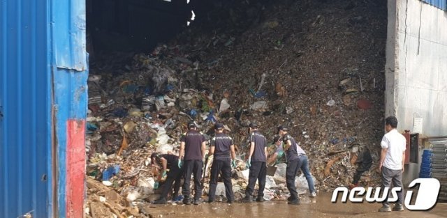 제주경찰이 인천 소재 재활용업체에서 고유정 사건 피해자 전 남편 시신을 수색하고 있다(제주경찰 제공)© 뉴스1