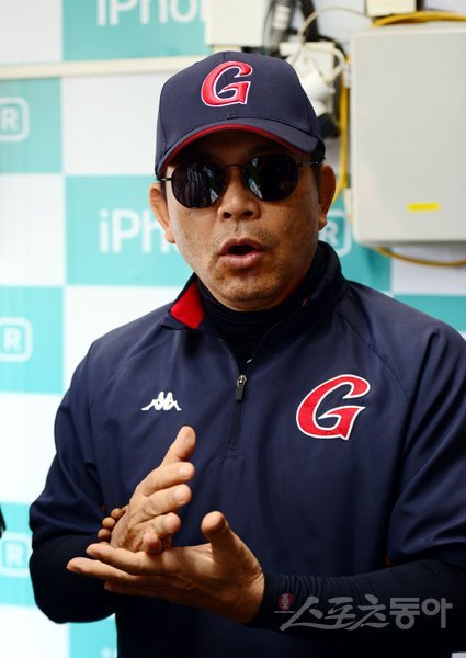 9일 경기도 수원 KT위즈파크에서 ‘2019 신한은행 MY CAR KBO리그’ KT 위즈와 롯데 자이언츠의 경기가 열린다. 경기 전 롯데 양상문 감독이 취재진과 인터뷰를 하고 있다. 수원｜김민성 기자 marineboy@donga.com