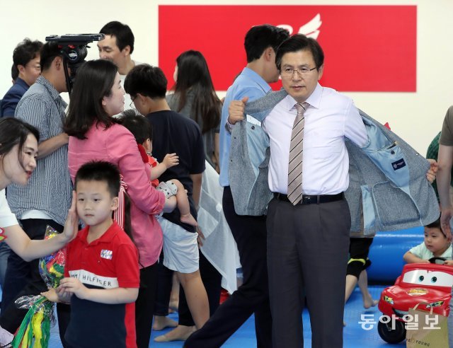 9일 오후  ‘자유한국당 육아파티’에 황교안 대표가 참석하고 있다. 왼쪽은 자녀와 함께 나온 신보라 의원.