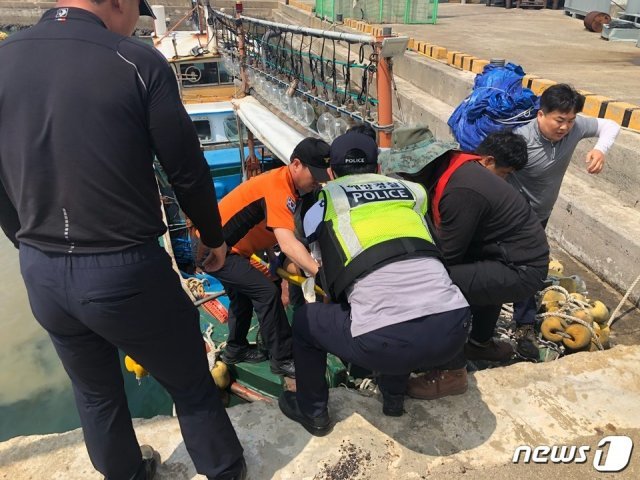 제주시 차귀도 북서방 해상에서 파력발전장치 플렌트 인양 작업을 하던 이모씨(42)가 장치 고장으로 인해 부상을 당해 긴급 이송됐지만 사망했다. 사진은 용수포구에서 이씨를 119에 인계하는 모습.(제주해경 제공)© 뉴스1