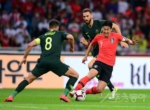한국 남자 축구대표팀 손흥민(가운데). 스포츠동아DB