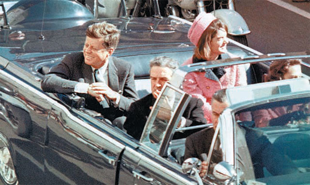 1963년 11월 22일 미국 텍사스주 댈러스 공항에 도착한 뒤 카퍼레이드 중인 존 F 케네디 미국 대통령(왼쪽)과 부인 재클린 여사. 히스토리닷컴