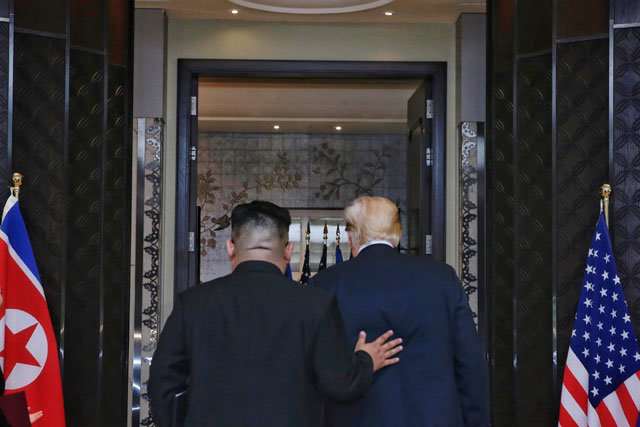 지난해 6월 12일 싱가포르 센토사섬 카펠라호텔에서 김정은 북한 국무위원장(왼쪽)과 도널드 트럼프 미국 대통령이 공동성명에 서명을 하고 행사장을 나서고 있다.