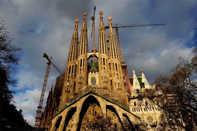 세계적 건축가 안토니오 가우디가 설계한 스페인 바르셀로나 사그라다 파밀리아 대성당의 외관. 바르셀로나=AP 뉴시스