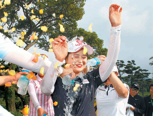 최혜진이 9일 제주 엘리시안CC에서 열린 한국여자프로골프(KLPGA)투어 S-OIL 챔피언십에서 12언더파로 우승한 뒤 동료 선수들에게 축하 물세례를 받고 있다. KLPGA 제공