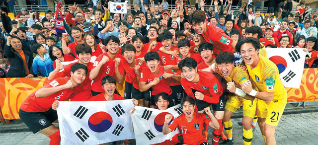 “끝까지 간다” 한국 선수들이 9일 국제축구연맹(FIFA) 20세 이하 월드컵 8강전에서 아프리카의 강호 세네갈을 꺾은 뒤 응원 온 현지 팬들 앞에서 태극기를 펼쳐들고 환호하고 있다. 한국은 연장까지 3-3으로 비긴 뒤 승부차기에서 3-2로 이겼다. 대한축구협회 제공
