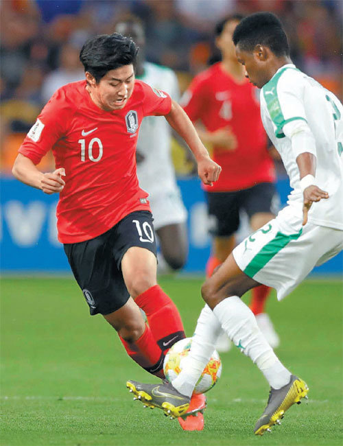 거침없는 돌파 ‘한국 축구의 미래’ 이강인(왼쪽)이 9일 폴란드 비엘스코비아와 경기장에서 열린 
국제축구연맹(FIFA) 20세 이하 월드컵 세네갈과의 8강전에서 돌파를 시도하고 있다. 이강인은 1골 2도움을 기록하며 한국이 
터뜨린 3골에 모두 기여했다. 비엘스코비아와=AP 뉴시스