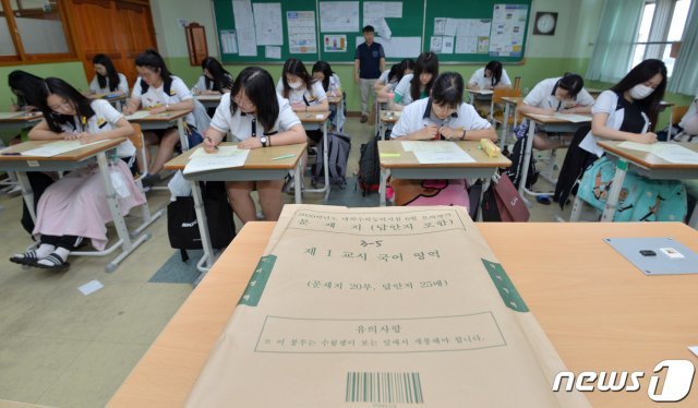 2020학년도 수능시험 6월 모의평가를 치르고 있는 경북 포항시 장성고등학교 3학년 학생들.