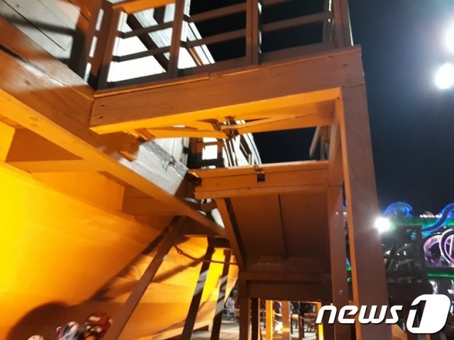 8일 오후 8시44분쯤 전남 여수시 이순신 광장의 거북선 조형물 계단이 파손되며 80대 노인 등 7명이 추락, 이 중 5명이 크고 작은 부상을 입었다.(여수소방서 제공)2019.6.9/뉴스1 © News1