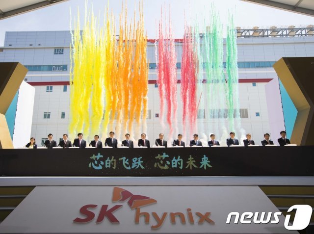 SK하이닉스 중국 우시 확장팹(C2F) 준공식에서 주요 참석자 들이 공장 준공을 알리는 버튼을 누르고 있다. 왼쪽 7번째부터 궈위엔창(郭元强) 강소성 부성장, 리샤오민(李小敏) 우시시 서기, 이석희 SK하이닉스 CEO, 최영삼 상하이 총영사.(SK하이닉스 제공)© 뉴스1