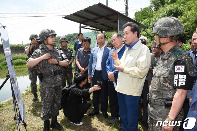 이낙연 국무총리가 8일 강원도 철원군 민통선 육군 5사단 부대에서 아프리카돼지열병(ASF) 방역에 대해 보고받고 있다.(이 총리 페이스북) 2019.6.8/뉴스1