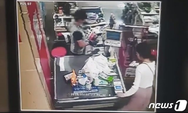 제주 전 남편 살인사건 피의자 고유정(36)이 범행을 사전에 치밀하게 계획한 정황이 드러났다. 9일 제주동부경찰서에 따르면 고유정은 전 남편 A씨(36)를 만나기 3일 전인 5월22일 오후 11시쯤 제주시 한 마트를 찾아 범행에 사용한 도구들을 구입했다. 사진은 전 남편을 살해하고 시신을 훼손·유기한 혐의로 구속된 고유정씨가 범행 사흘 전인 지난달 22일 오후 11시경 제주시내 한 마트에서 범행도구인 흉기와 청소용품을 사고 있는 모습이 담긴 CCTV. (제주경찰 제공) 2019.6.9/뉴스1 © News1