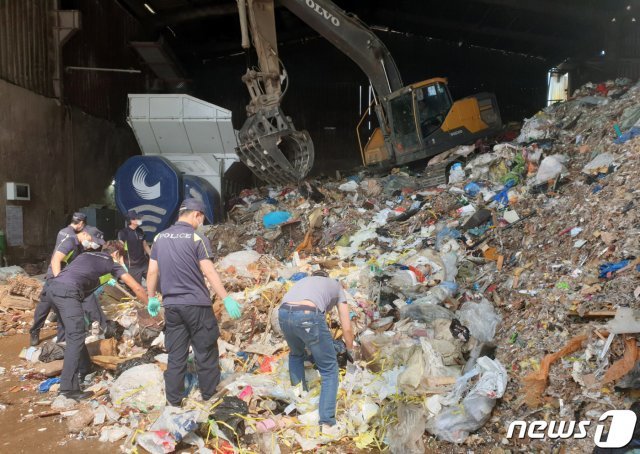 9일 제주경찰은 고유정 사건 피해자인 전 남편 시신이 담긴 봉투가 경기 소재 폐기물업체와 인천 재활용 업체로 흘러간 것으로 추정해 수색한 결과 인천에서 A씨 뼛조각으로 보이는 물체를 수습하고 국립과학수사원에 감정을 의뢰했다고 밝혔다. 사진은 지난 5일 제주경찰이 인천 소재 재활용업체에서 고유정 사건 피해자 전 남편 시신을 수색하는 모습. (제주경찰 제공) 2019.6.9/뉴스1 © News1