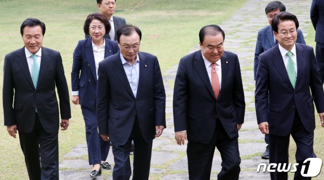 문희상 국회의장과 여야대표들이 10일 서울 여의도 국회 사랑재에서 열린 초월회 오찬 간담회에 참석하고 있다. 왼쪽부터 손학규 바른미래당, 이해찬 더불어민주당, 문 의장, 정동영 민주평화당. 2019.6.10/뉴스1 © News1