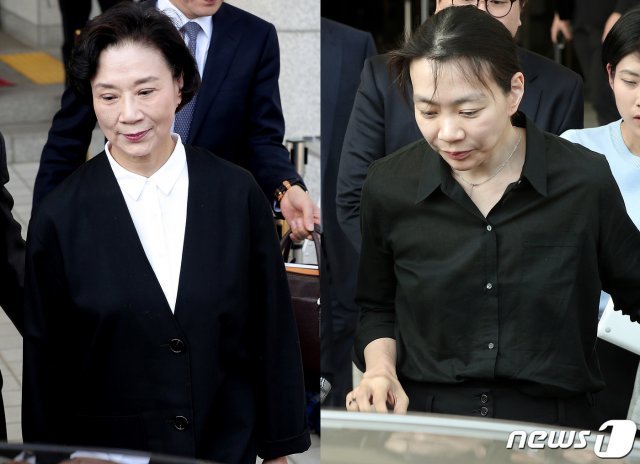 대한항공 여객기를 이용해 해외에서 구입한 명품백 등 개인물품을 밀수한 혐의를 받는 이명희 전 일우재단 이사장(왼쪽)과 조현아 전 대한항공 부사장이 16일 오후 인천지방법원에서 열린 공판 준비기일을 마친 뒤 차량으로 향하고 있다. 2019.5.16/뉴스1 © News1