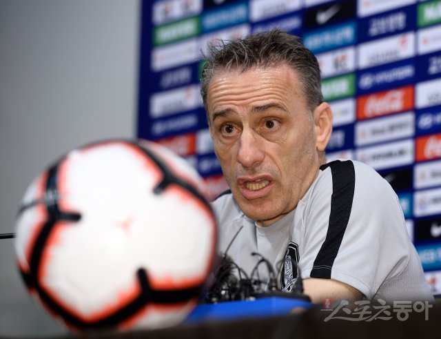 이란과 평가전을 갖는 한국 축구대표팀이 10일 파주NFC(국가대표 트레이닝센터)에 소집돼 훈련을 가졌다. 대표팀 벤투 감독이 공식 기자회견에서 취재진의 질문에 답변하고 있다. 파주 | 김진환 기자 kwangshin00@donga.com