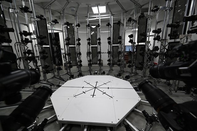 중앙에 마련된 자리에 사람 혹은 사물을 놓고 촬영하는 식이다. 출처 = IT동아