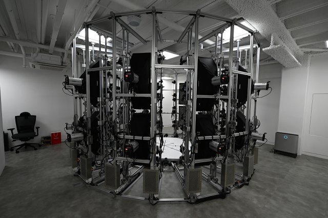 시프트업이 구축한 3D 촬영 시스템. 니콘 DSLR 카메라 159대가 설치되어 있다. 출처 = IT동아