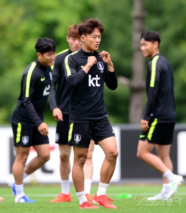 이란과 평가전을 갖는 한국 축구대표팀이 10일 파주NFC(국가대표 트레이닝센터)에 소집돼 훈련을 가졌다. 대표팀 이승우가 훈련을 하고 있다. 파주 | 김진환 기자 kwangshin00@donga.com