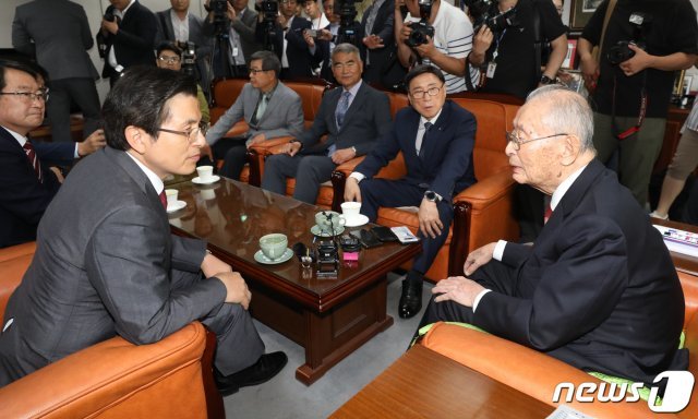 황교안 자유한국당 대표가 10일 서울 용산 전쟁기념관에서 백선엽 장군과 만나 대화를 나누고 있다. 2019.6.10/뉴스1 © News1