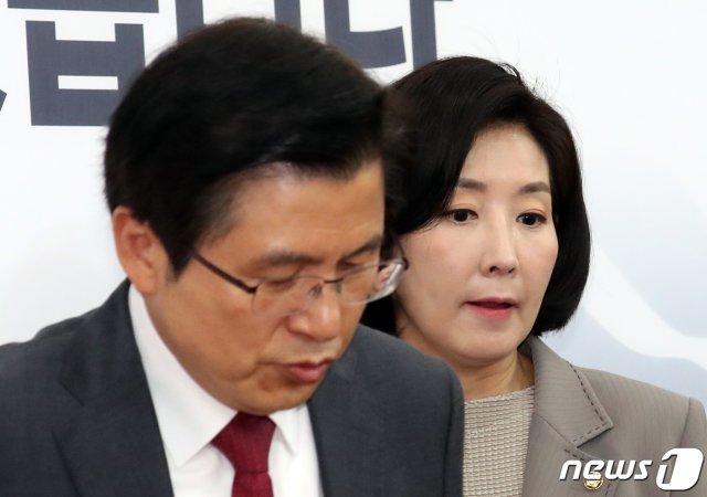 황교안 자유한국당 대표와 나경원 원내대표가 10일 서울 여의도 국회에서 열린 최고위원회의에 참석하고 있다. 2019.6.10/뉴스1 © News1