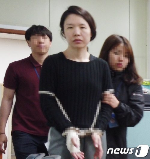 전 남편을 살해하고 사체를 유기한 혐의 등으로 구속돼 신상정보 공개가 결정된 고유정(36)이 7일 제주시 제주동부경찰서 유치장에서 진술녹화실로 이동하고 있다. 경찰은 지난 5일 신상공개위원회 회의를 열어 범죄수법이 잔인하고 결과가 중대해 국민의 알권리 존중 및 강력범죄예방 차원에서 고씨에 대한 얼굴과 이름 등 신상을 공개하기로 결정했다.(영상캡쳐)2019.6.7/뉴스1 © News1