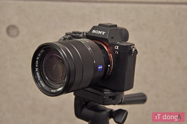 손떨림 보정 기능을 갖춘 카메라로, 캐논은 이러한 렌즈를 IS, 니콘은 VR, 소니는 OSS 라는 표현을 사용한다. 출처=IT동아