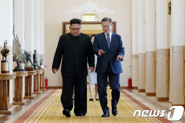 문재인 대통령과 김정은 국무위원장이 19일 오전 평양 백화원 영빈관에서 열린 남북정상회담에 입장하고 있다. 2018.9.19.평양사진공동취재단 © News1