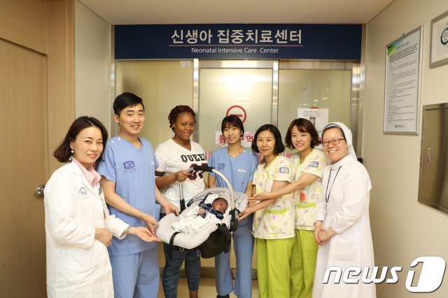 택시에서 아기를 출산한 라이베리아 산모가 도움을 준 의정부성모병원을 찾아가 고마움을 나타냈다. © 뉴스1