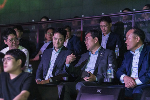 박양우 장관(오른쪽 두 번째)이 김영만 협회장(맨 오른쪽), 박준규 대표(오른쪽 세 번째)와 의견을 나누고 있다. 사진제공｜라이엇게임즈