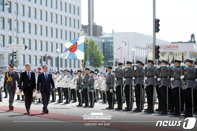 핀란드를 국빈 방문 중인 문재인 대통령이 10일 핀란드 헬싱키 대통령궁 앞 정원에서 열린 공식 환영식에 참석해 사울리 니니스퇴 핀란드 대통령과 함께 의장대 사열을 받고 있다. (청와대 페이스북)2019.6.10/뉴스1