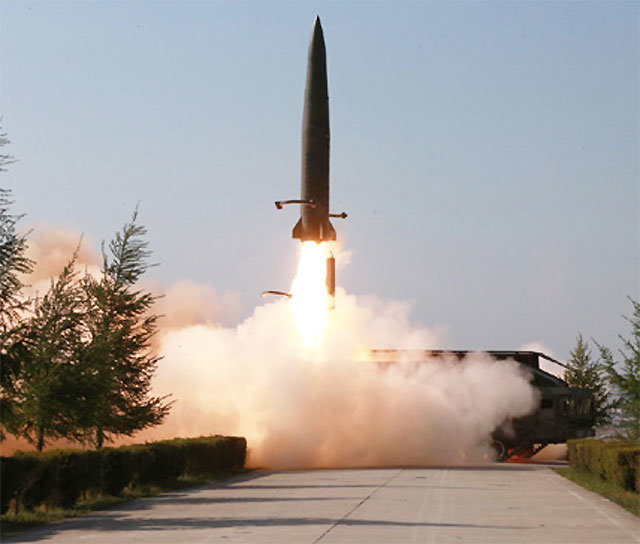 북한이 5월 9일 발사해 이튿날인 10일 공개한 ‘북한판 이스칸데르’ 미사일의 발사 모습. 사진 출처 노동신문