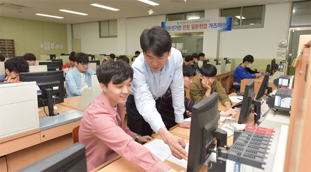 영진전문대 일본전기반 1기 학생들이 3일 강의실에서 김정호 지도교수(오른쪽)의 설명에 따라 전력 전자 실습을 하고 있다. 영진전문대 제공