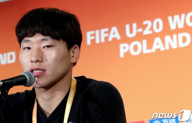 U-20 대표팀 골키퍼 이광연 선수가 10일 오후(현지시간) 폴란드 아레나 루블린에서 ‘2019 국제축구연맹(FIFA) U-20 월드컵’ 4강전을 앞두고 가진 기자회견에서 취재진의 질문에 답하고 있다. 1983년 멕시코 대회 이후 무려 36년 만의 4강 진출에 성공한 한국 U-20 대표팀은 오는 12일 오전 3시30분 에콰도르와 4강전을 치른다. 2019.6.11/뉴스1 © News1