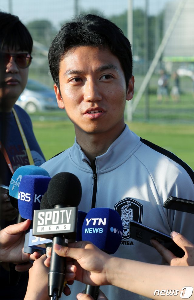 U-20 대표팀 오성환 피지컬 코치가 10일 오후(현지시간) 폴란드 아레나 루블린 보조구장에서 ‘2019 국제축구연맹(FIFA) U-20 월드컵’ 4강전을 앞두고 가진 훈련에 앞서 취재진과 인터뷰를 하고 있다. 1983년 멕시코 대회 이후 무려 36년 만의 4강 진출에 성공한 한국 U-20 대표팀은 오는 12일 오전 3시30분 에콰도르와 4강전을 치른다. 2019.6.11/뉴스1 © News1