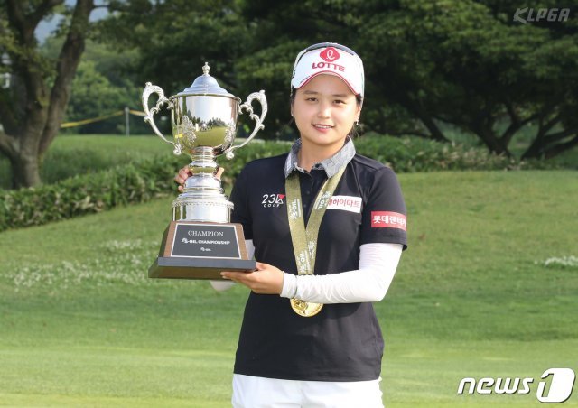 9일 제주도 엘리시안 제주CC에서 열린 ‘제13회 S-OIL 챔피언십’에서 우승한 최혜진이 우승 트로피를 들고 포즈를 취하고 있다. (KLPGA 제공)2019.6.9/뉴스1