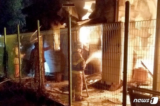 강원도 삼척시 근덕면 궁촌리 일원의 한 에너지저장시스템(ESS)에서 화재가 발생해 출동한 소방대원이 진화 작업 중인 모습.  (삼척소방서 제공) 2018.12.23/뉴스1DB