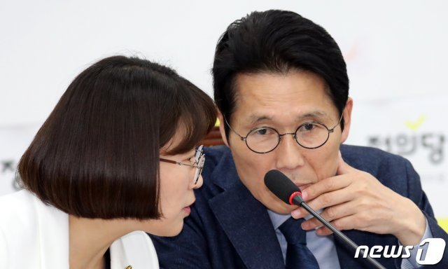 윤소하 정의당 원내대표(오른쪽)와 추혜선 의원 2019.4.25/뉴스1 © News1
